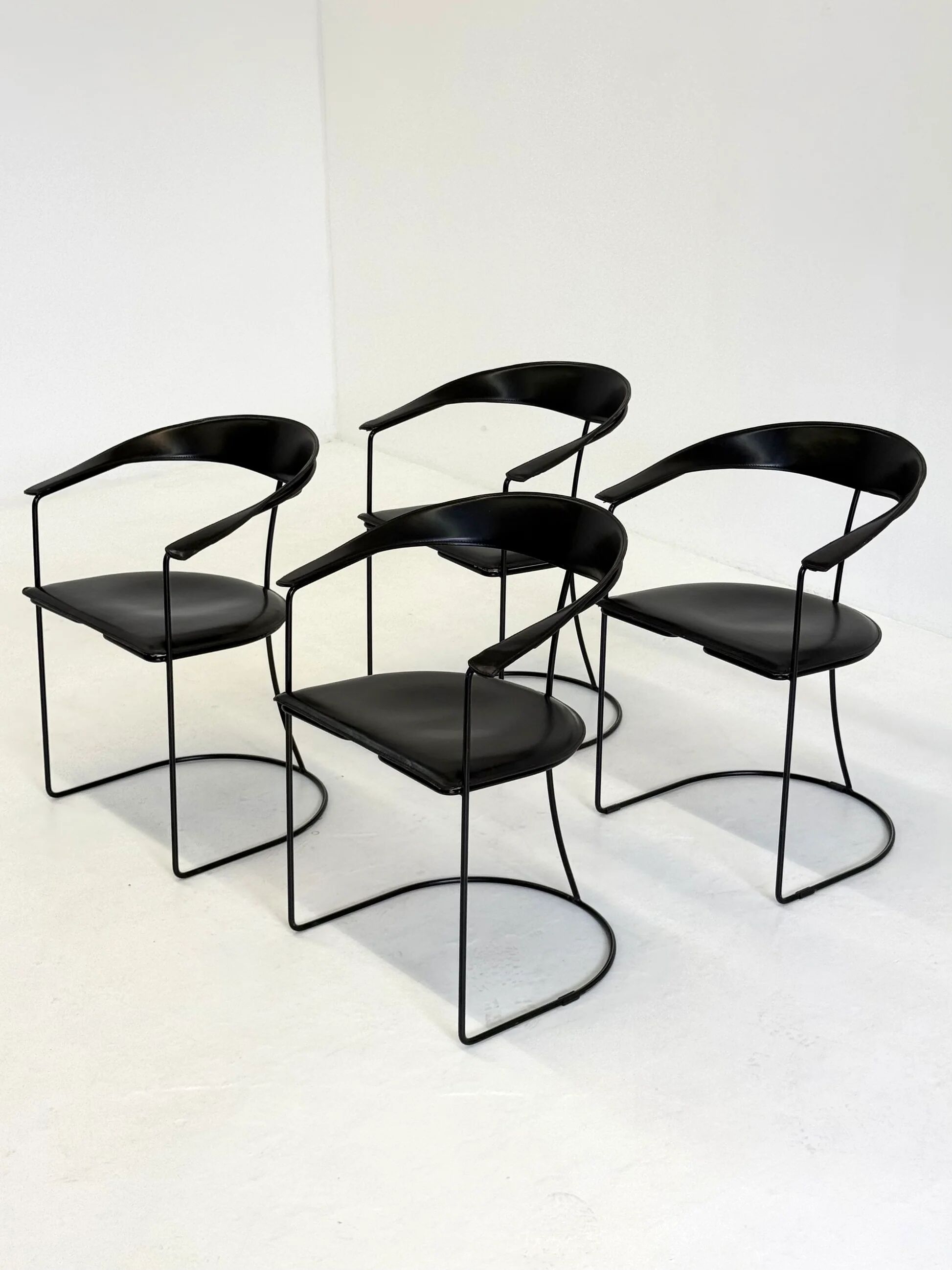Ensemble de 8 chaises de salle à manger vintage Arrben Ursala en cuir noir.