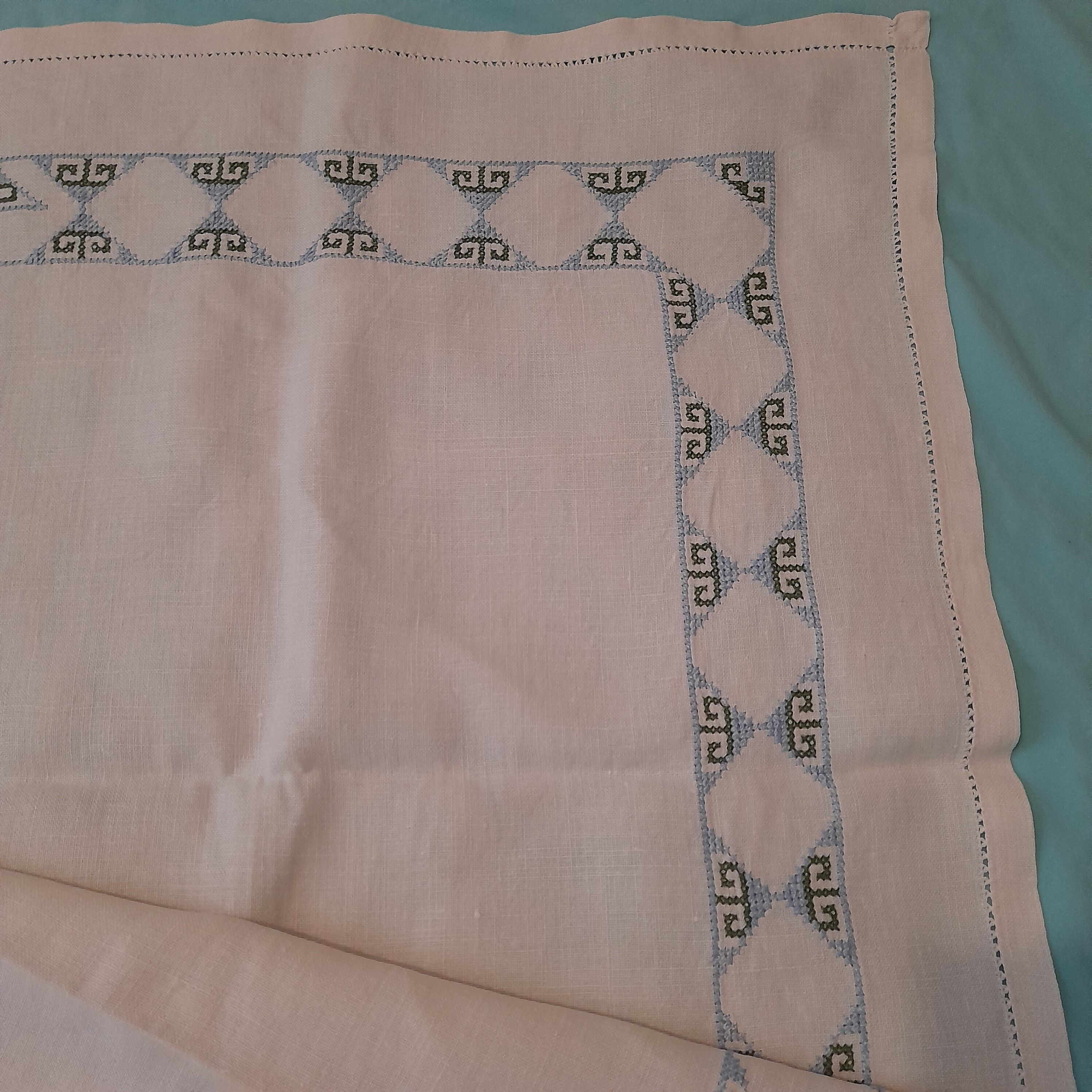 Tablecloth and embroidered linen towels