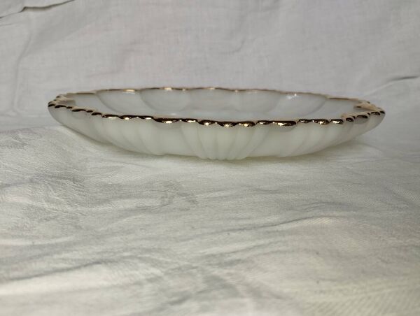 Plat à œufs ancien – Opaline blanche – Bord doré – Fin XIXe / début XXe