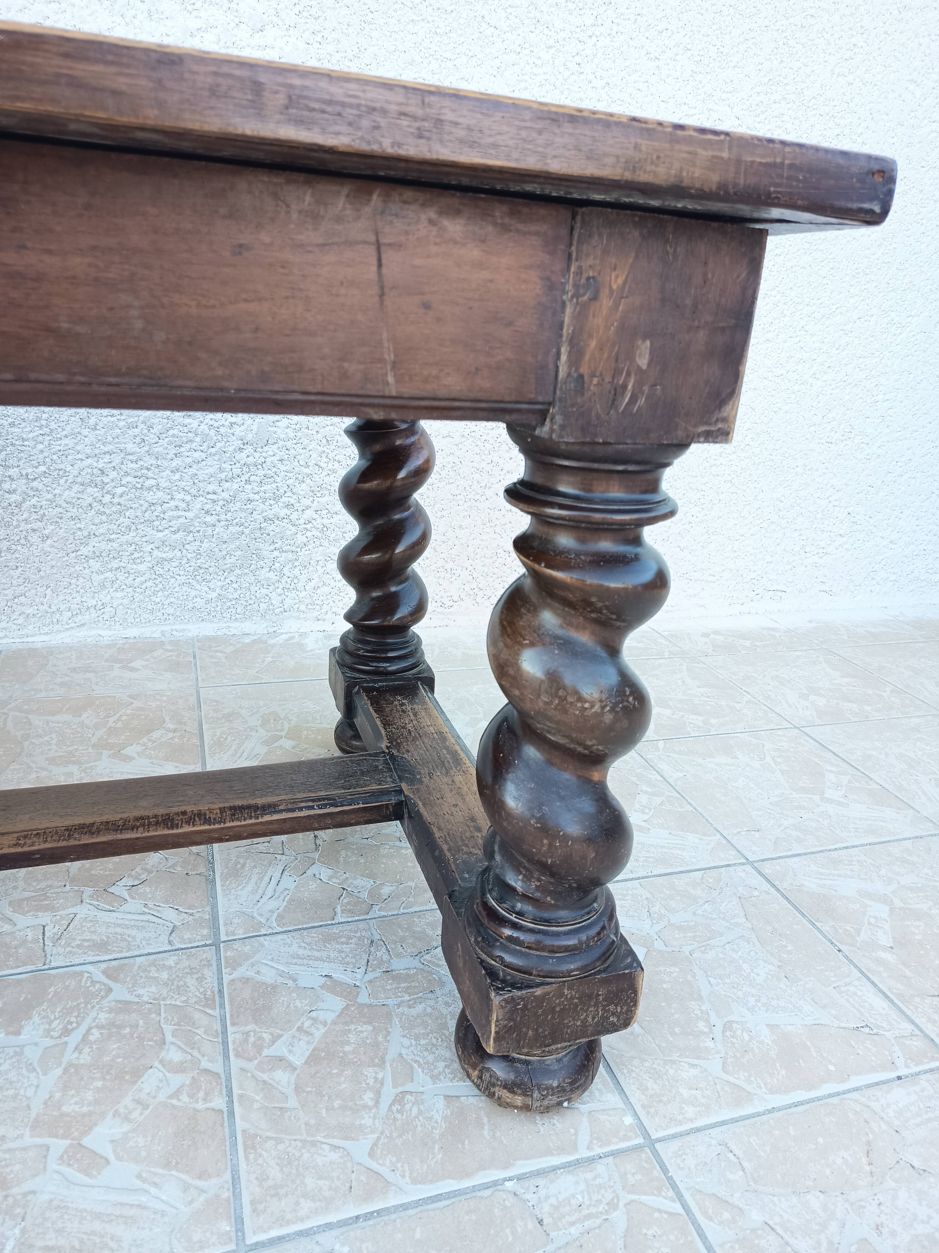 Louis XIII walnut table from the 19th century.