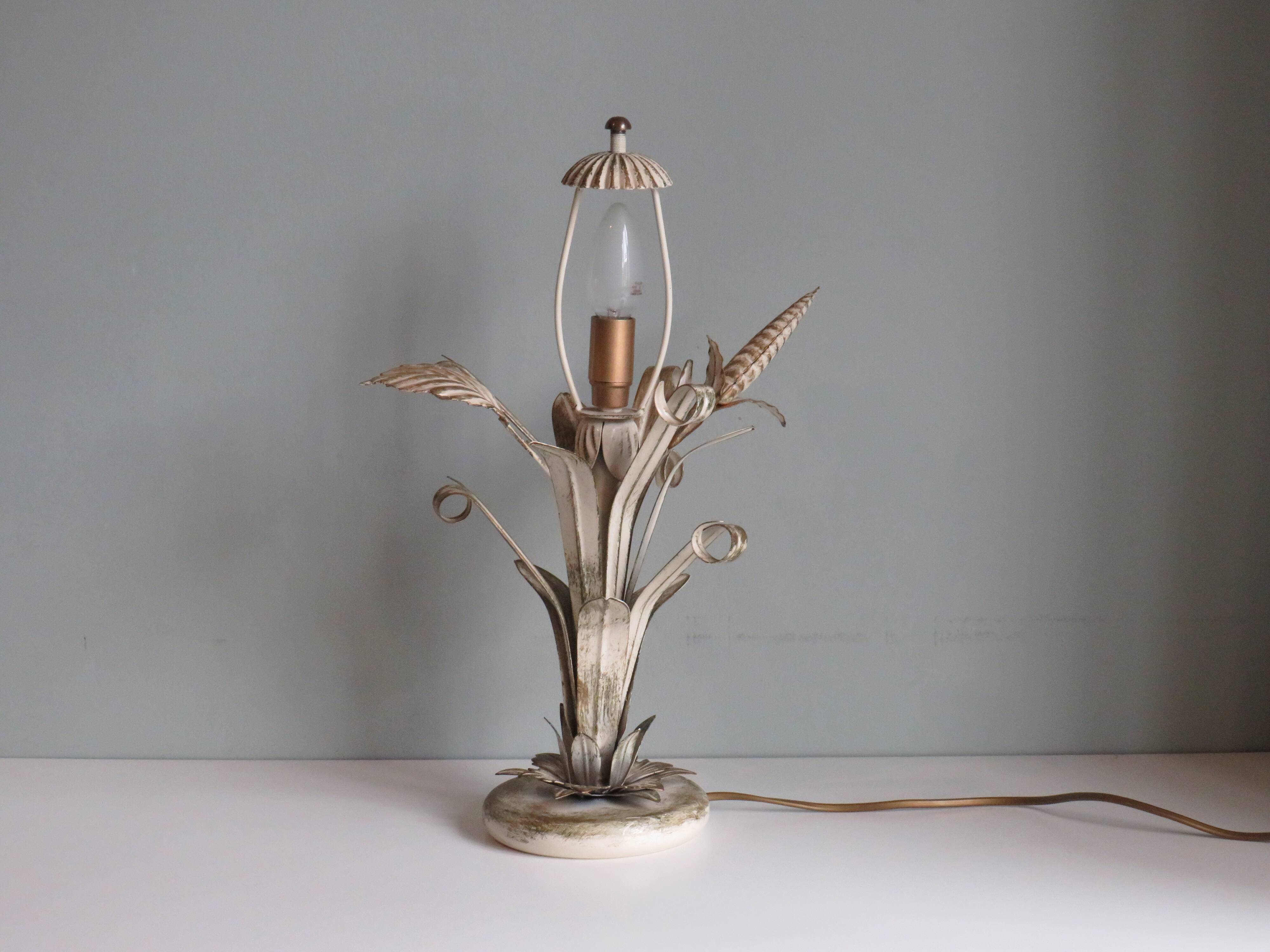 Lampe de table vintage dans le style de hans kögl.