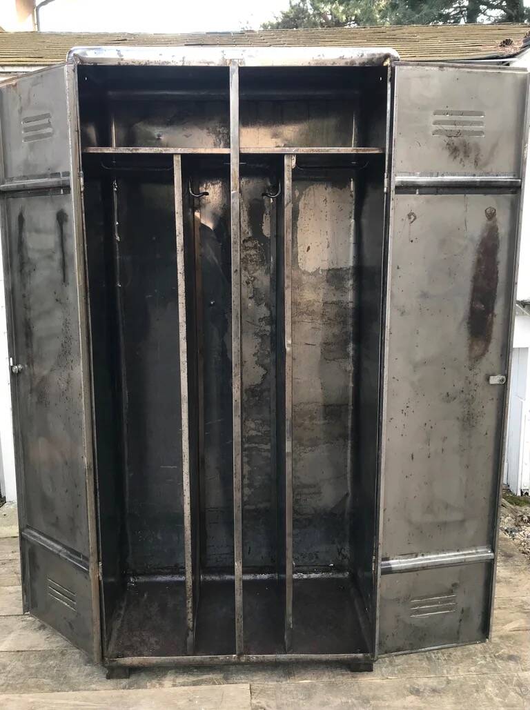 Two-door locker room with rounded edges