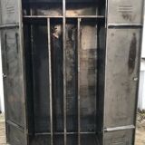 Two-door locker room with rounded edges