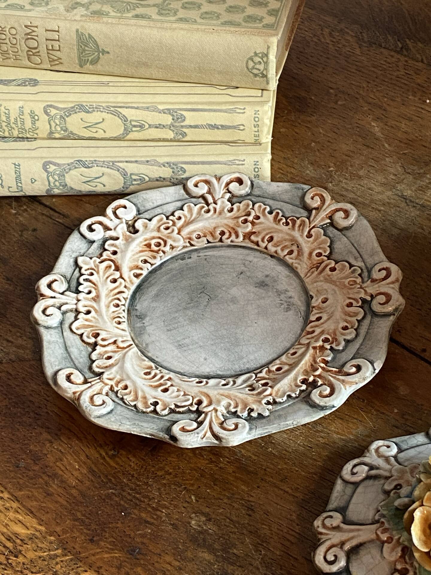 Bonbonnière in slipware