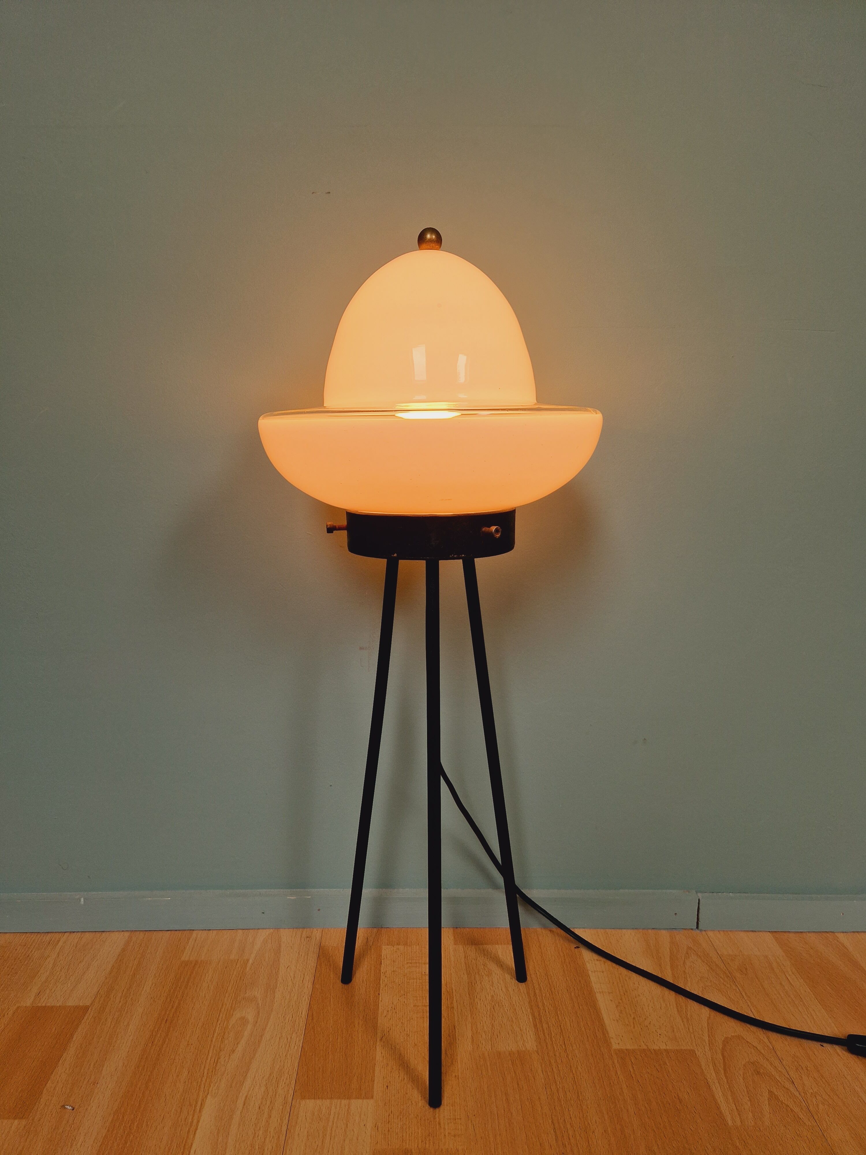Tripod lamp in opaline glass and black lacquered metal