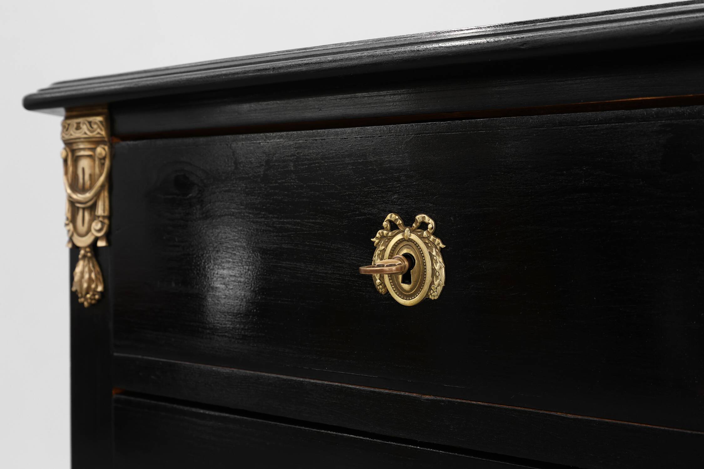 20th Century Louis XV-Style Black Lacquered Chest of Drawers with brass Mou