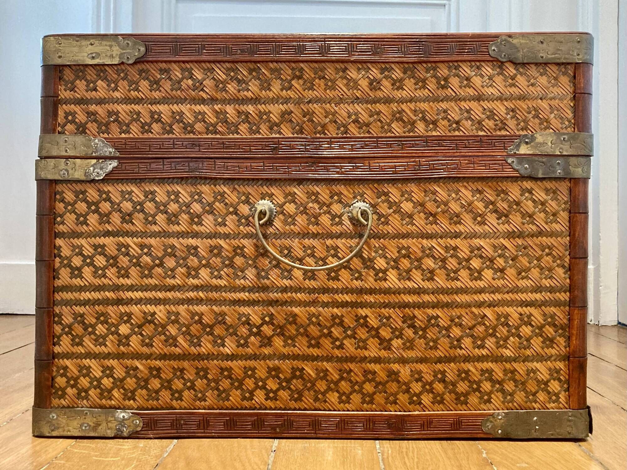 Beautiful vintage Chinese trunk in wicker, black and gold lacquered wood, and brass.