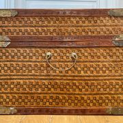 Beautiful vintage Chinese trunk in wicker, black and gold lacquered wood, and brass.