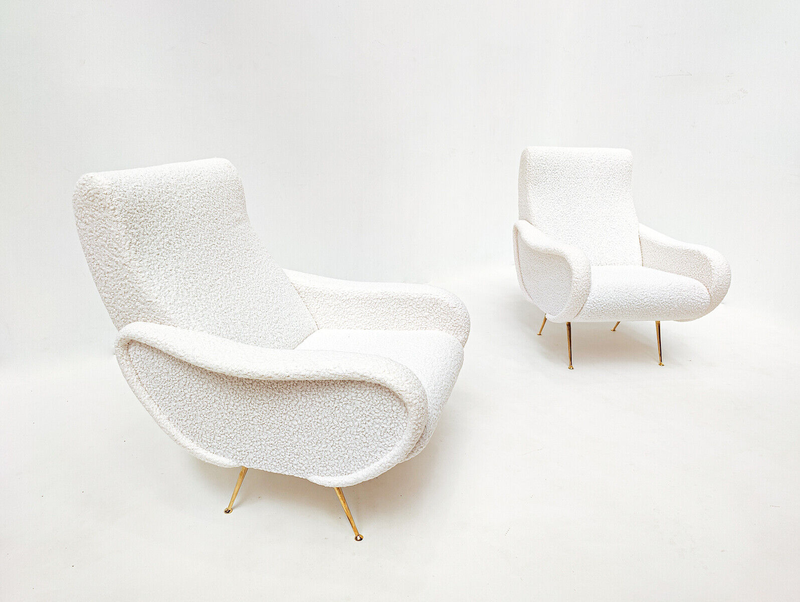 Paire de fauteuils italiens du milieu du siècle