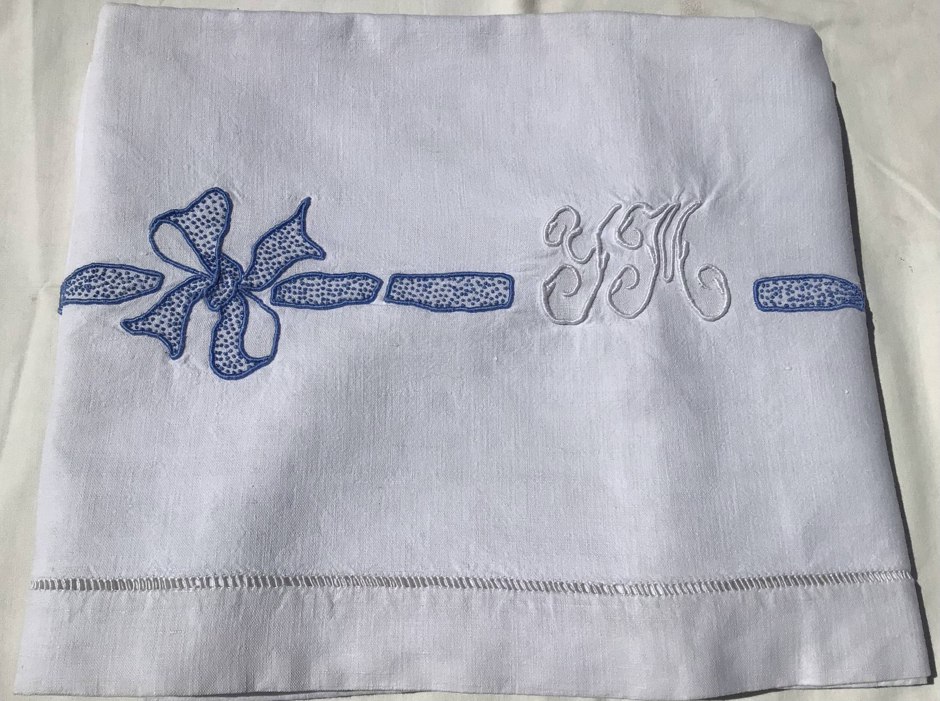 Drap 1 place brodé YM ruban noué bleu