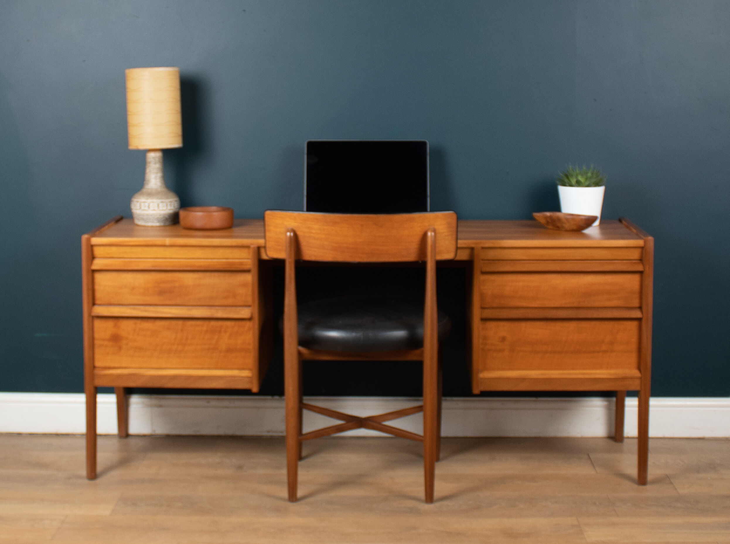 Commode de bureau rétro en noyer et palissandre par John Herbert