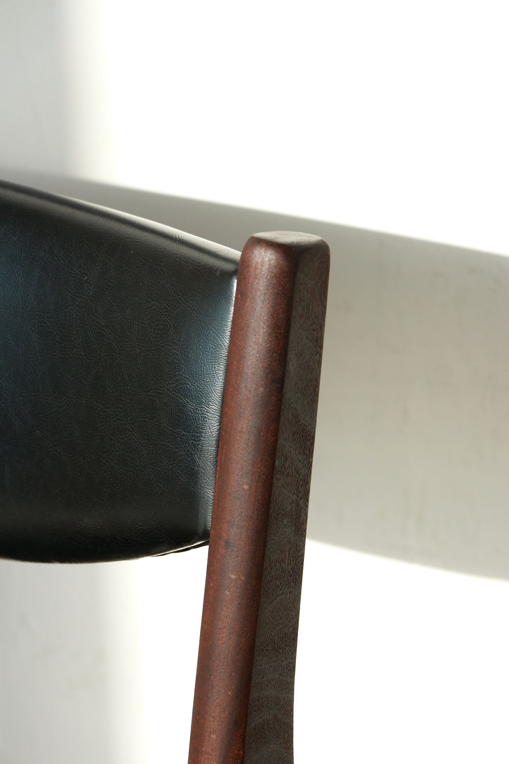 Series of 6 chairs in skai and teak