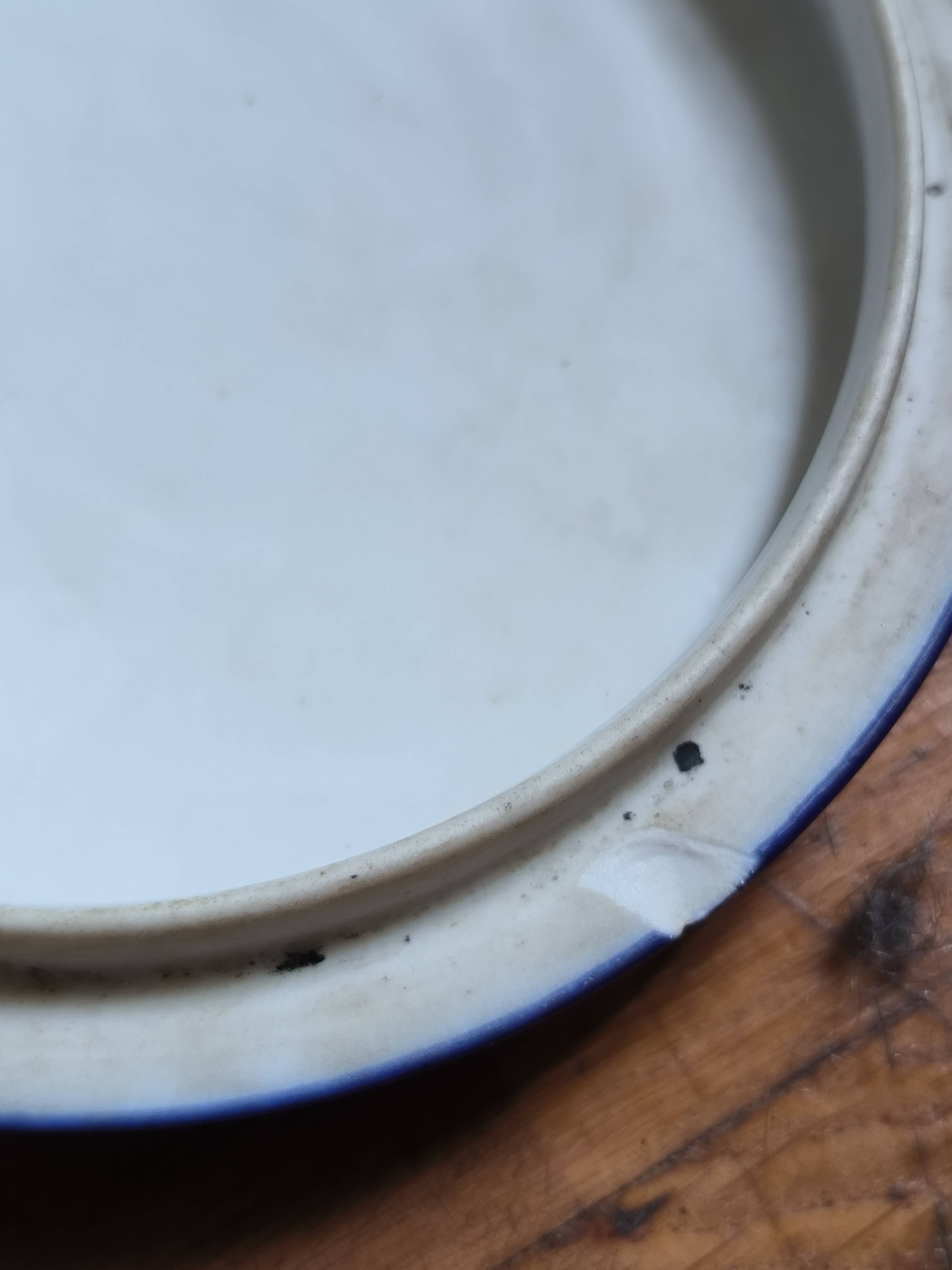 Camille THARAUD Signed circular porcelain box. 15 cm