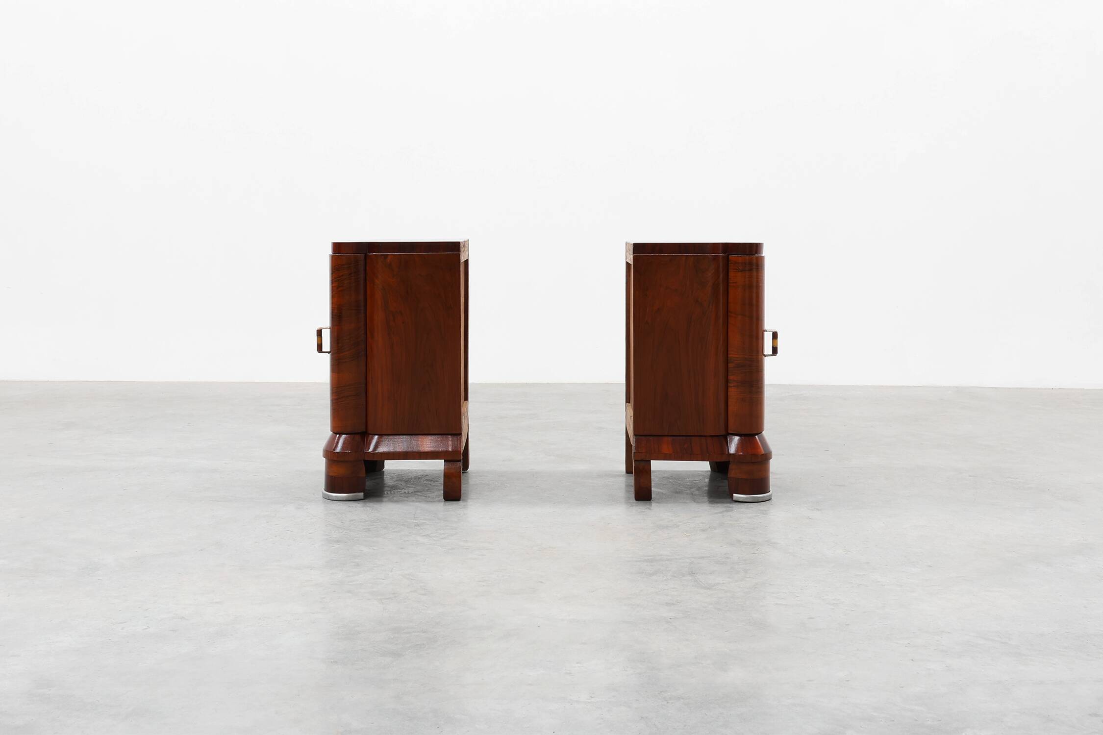 Pair of Art Deco Nightstands in Walnut, Italy 1920s