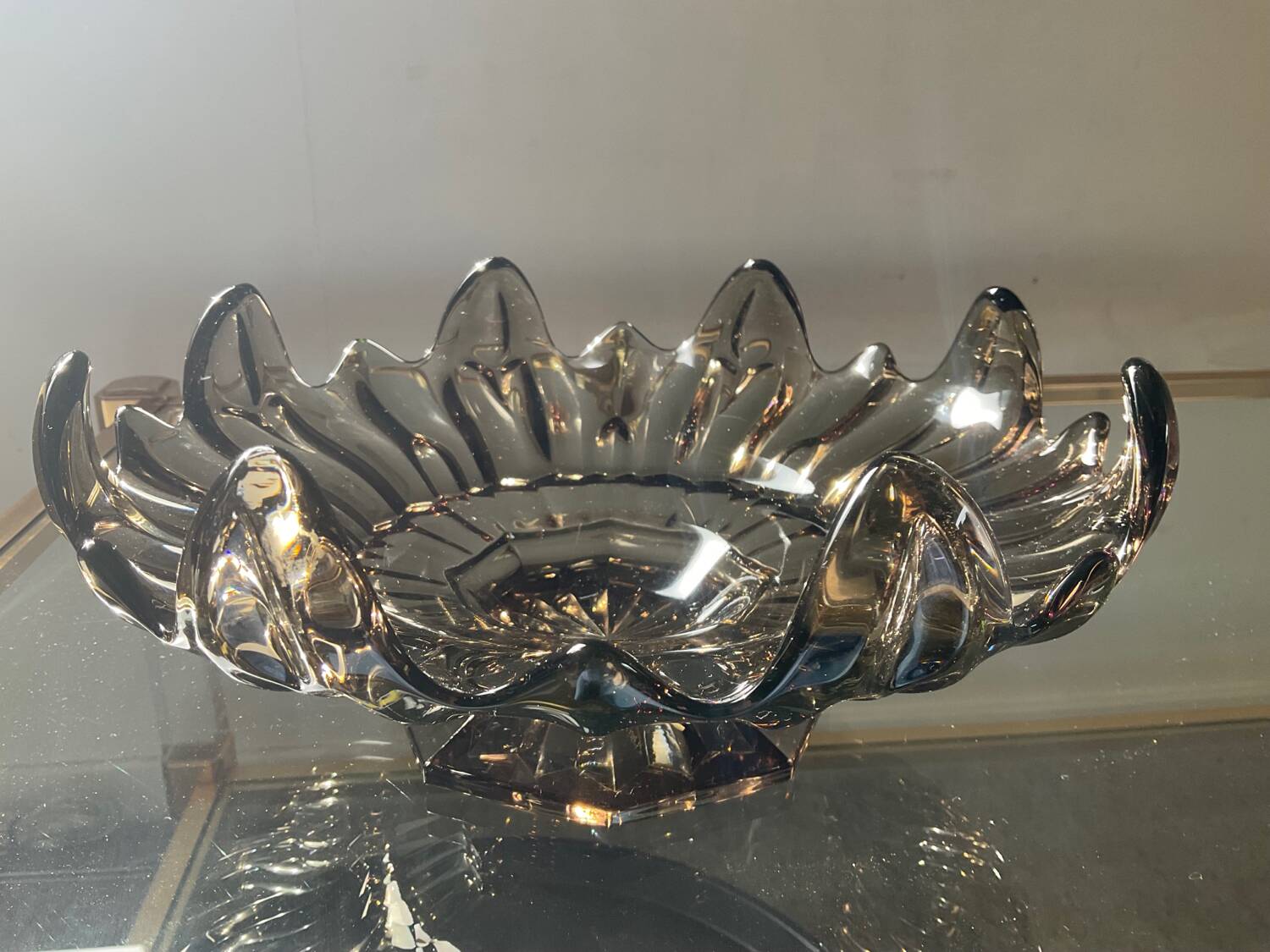 Vintage empty pocket cup in smoked glass paste