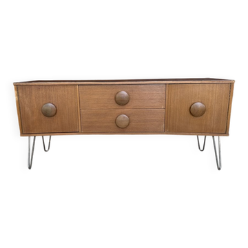 Buffet scandinave en teck avec un dessus noir et des pieds en métal en forme d'épingle - années 1960