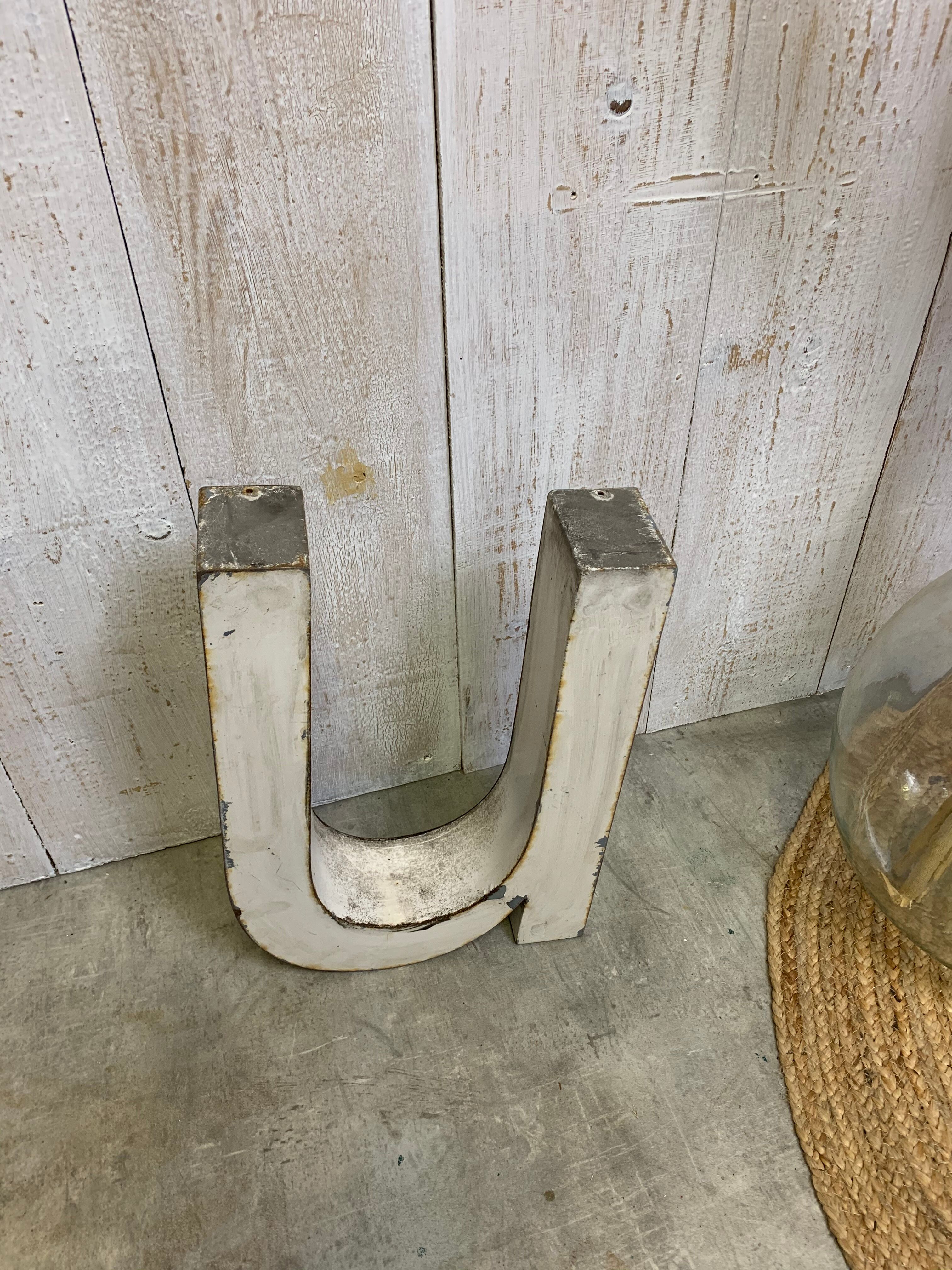 Sign letter "U" or "N"