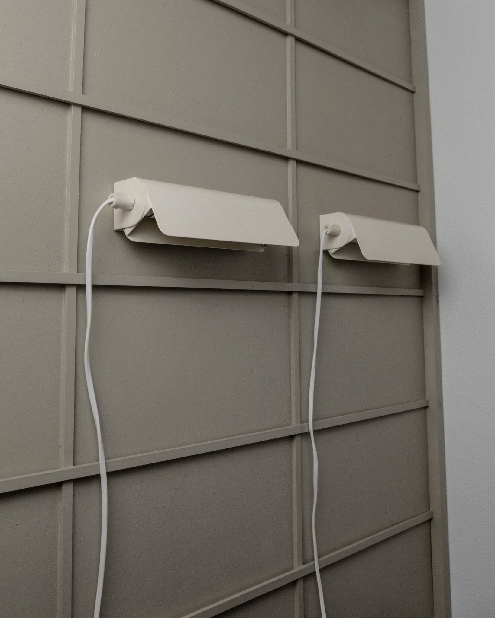 Deux appliques murales en métal blanc Fister par Design Light Danemark (années 1980) – Lampes de lecture minimalistes pivotantes