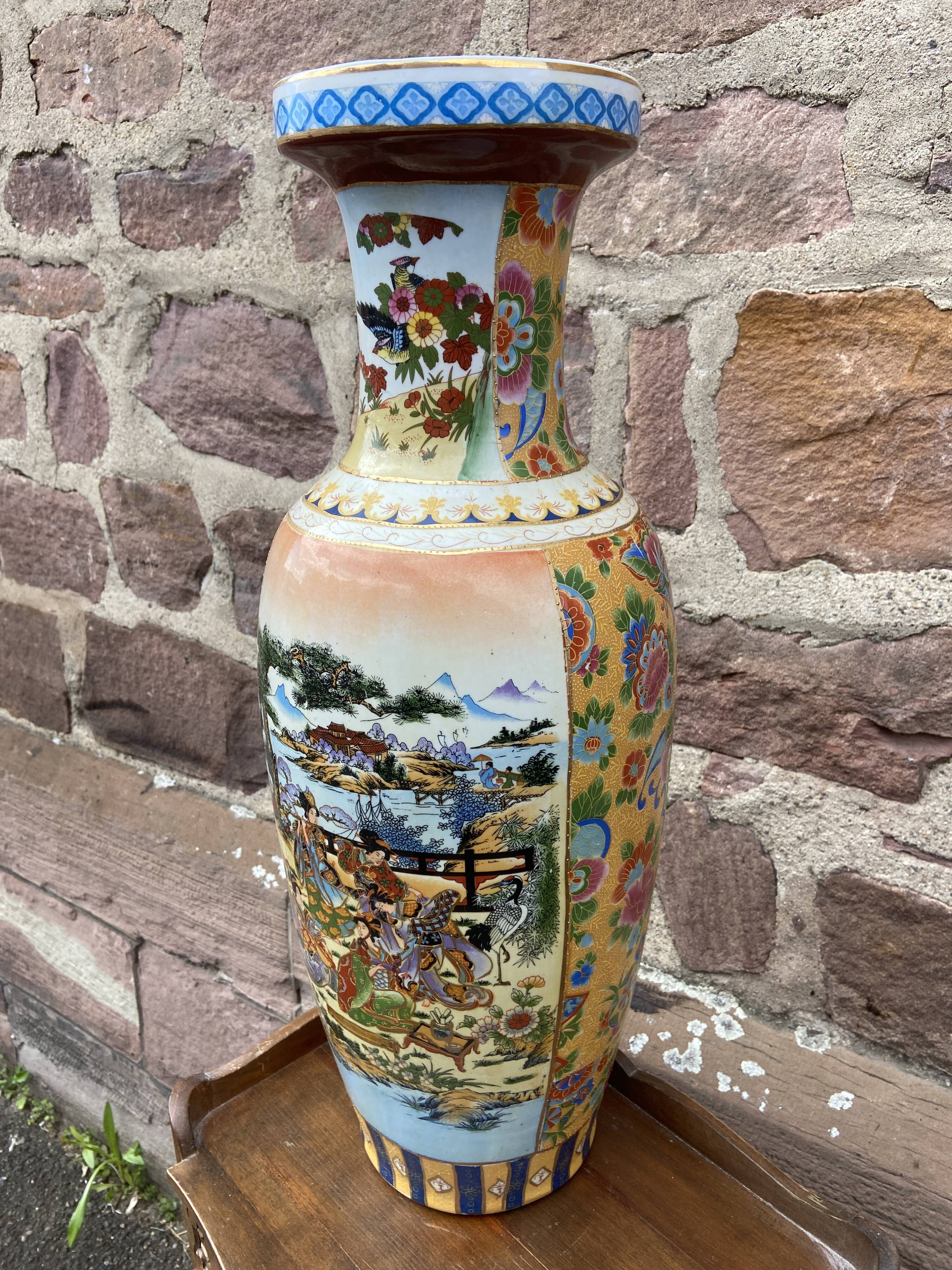 Chinese vase japan motif