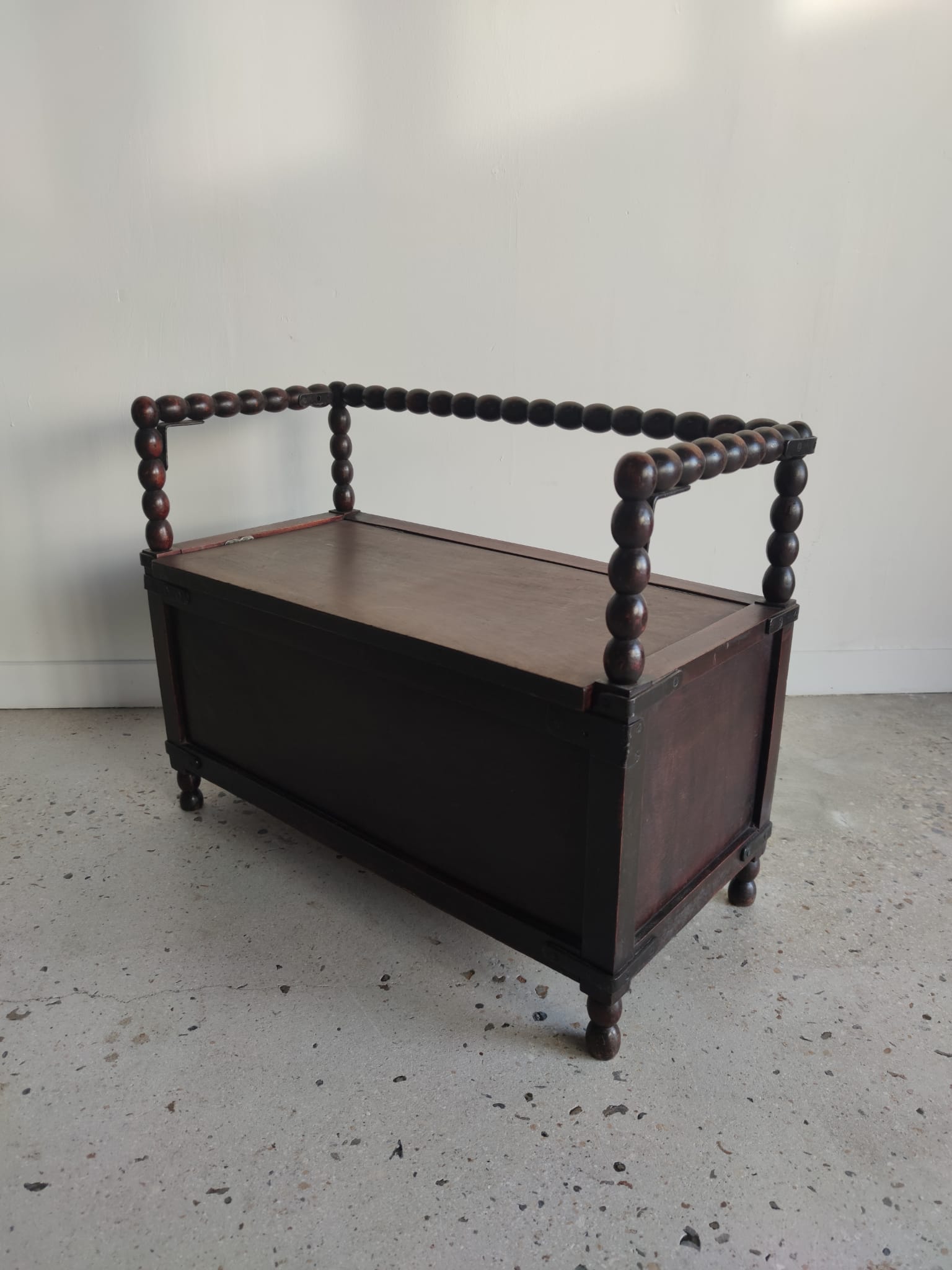 Natural wood chest forming a bench, ringed shoulders