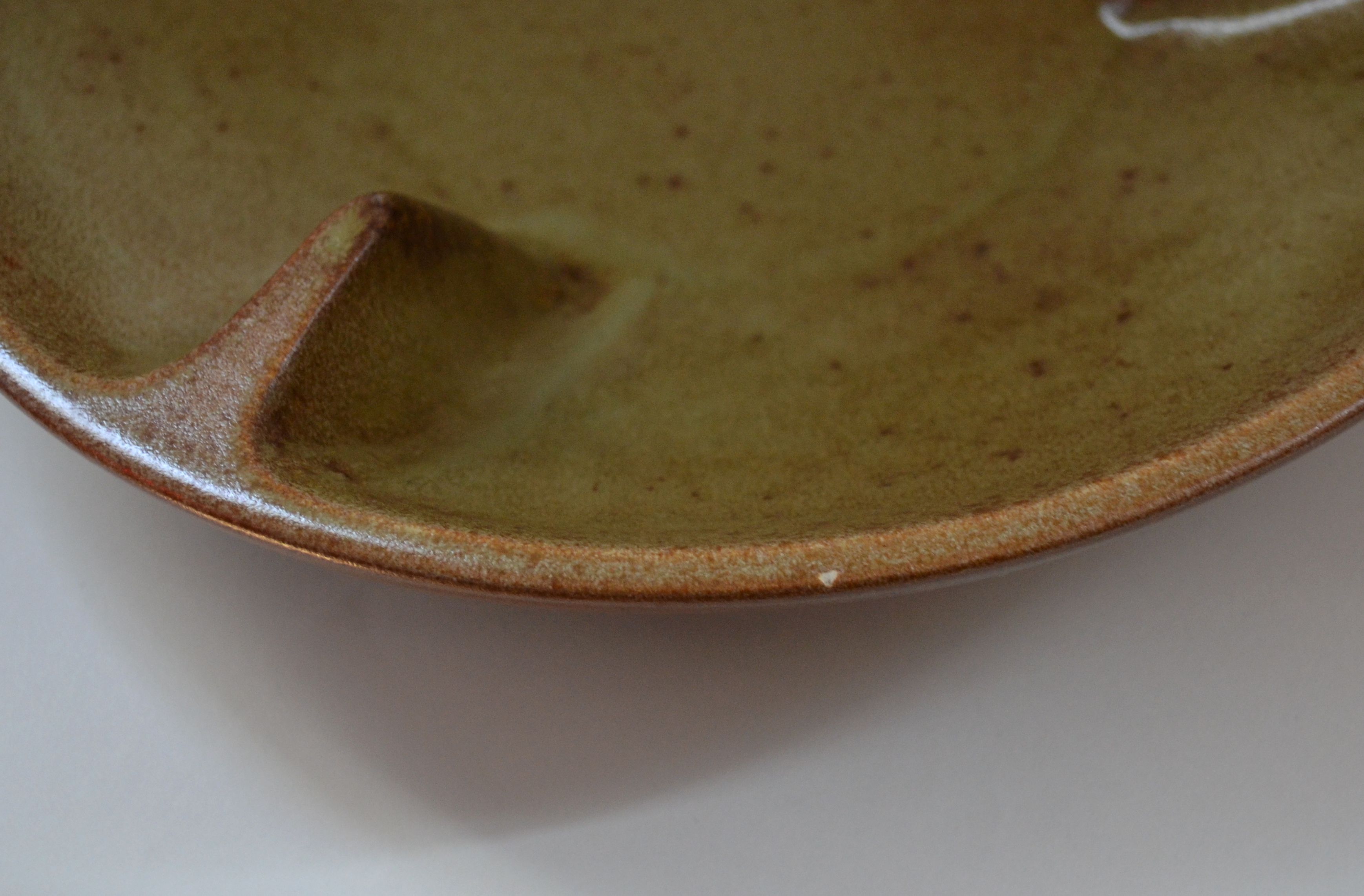 Sandstone fruit basket by Jean Varoqueaux- Plat La Poterie Périgordine