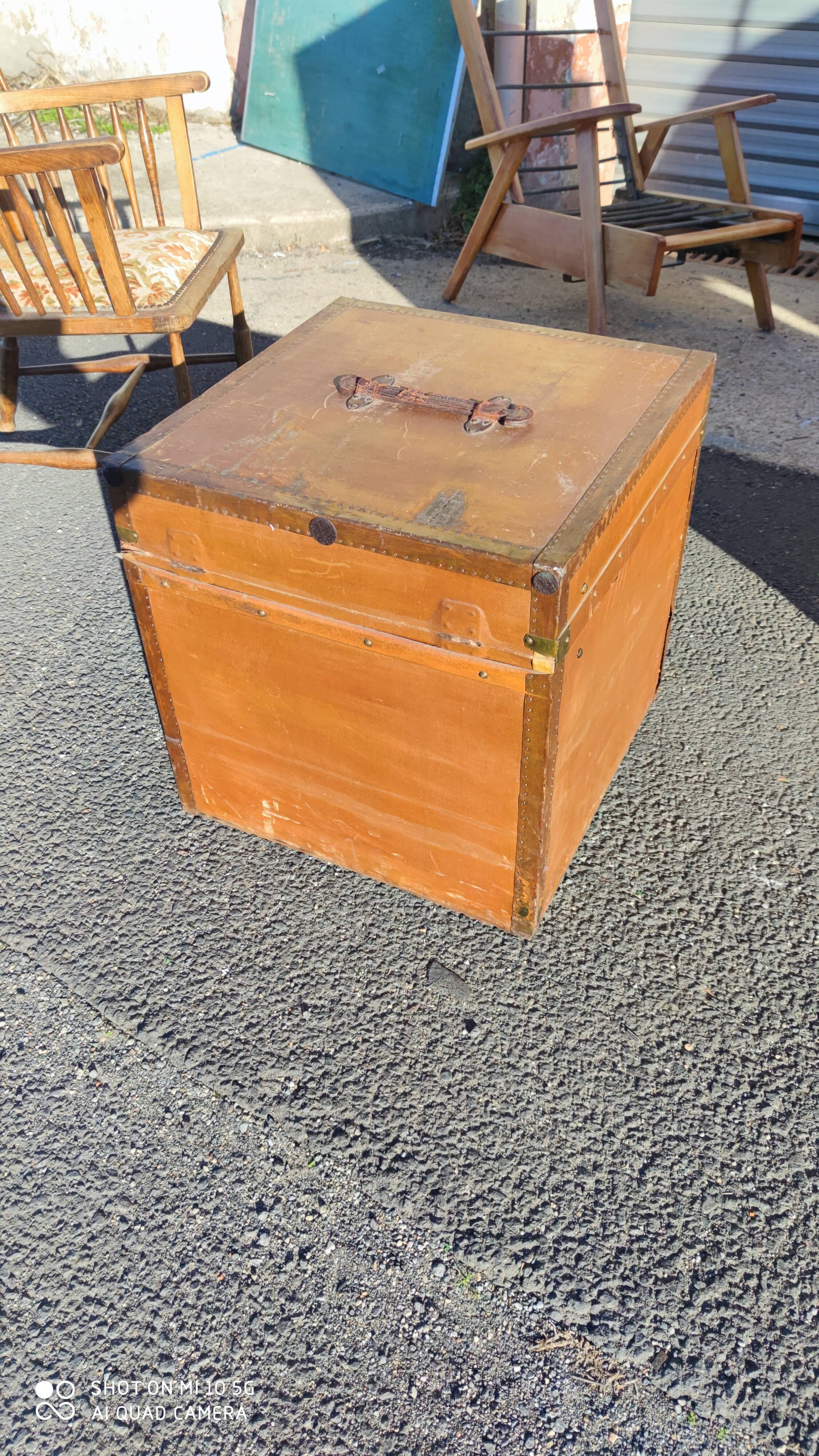 Malle de voyage en bois recouverte de moleskine vers 1900