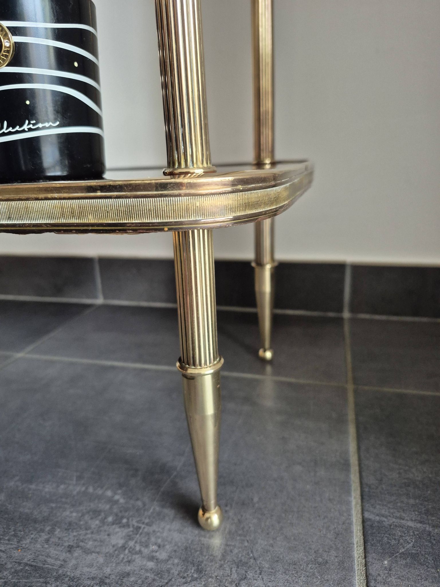 Desserte / Petite table d'appoint plaquage acajou et laiton mid century