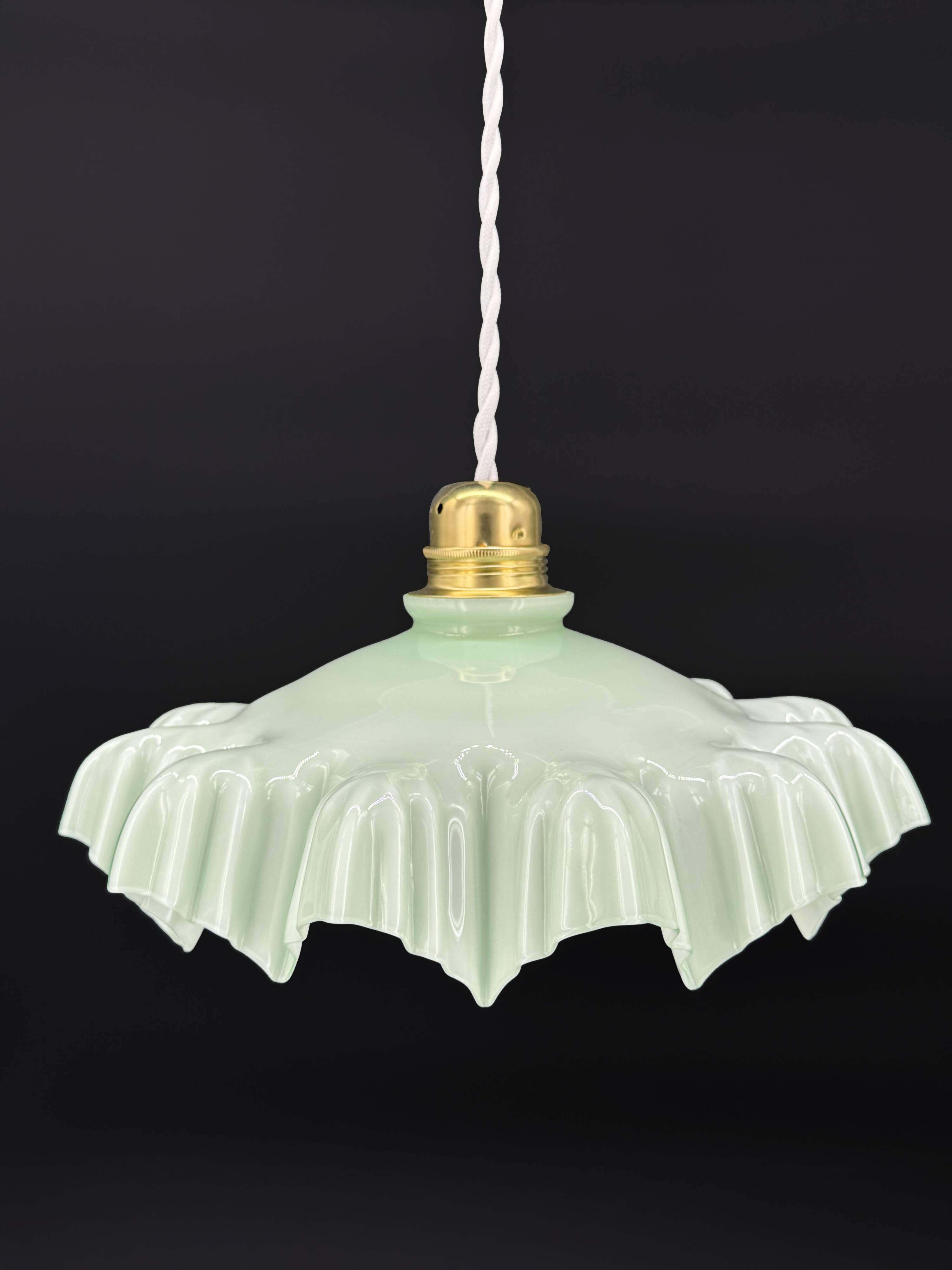 Suspension drapée en verre opaline vert d’eau
