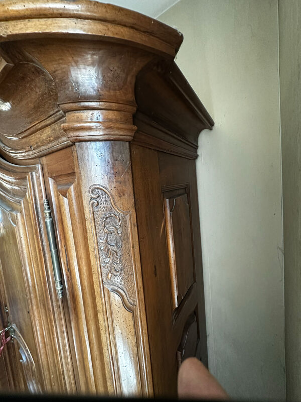 Grande armoire alsacienne Louis XV en noyer massif – XVIIIe siècle