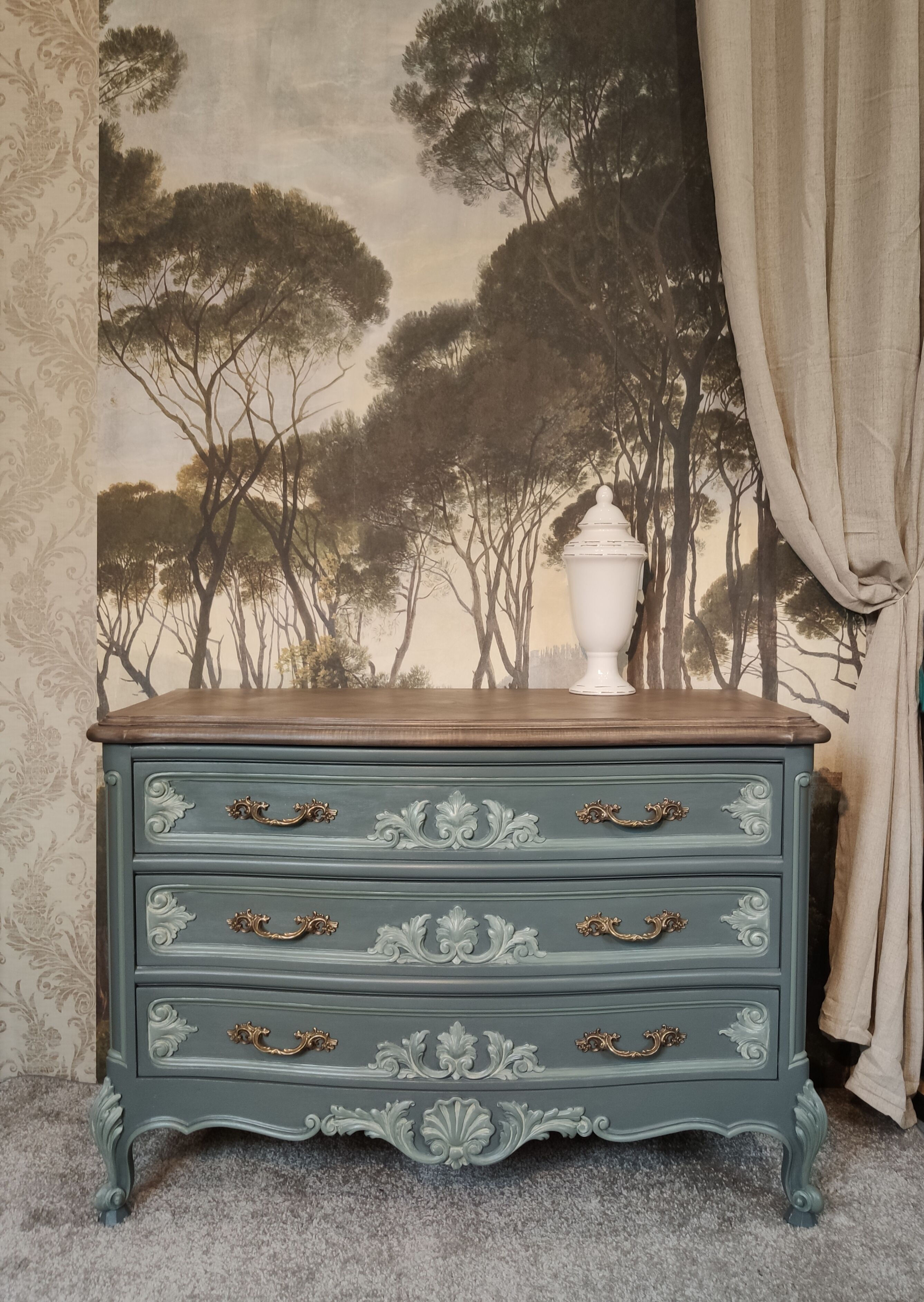 Louis XV dresser