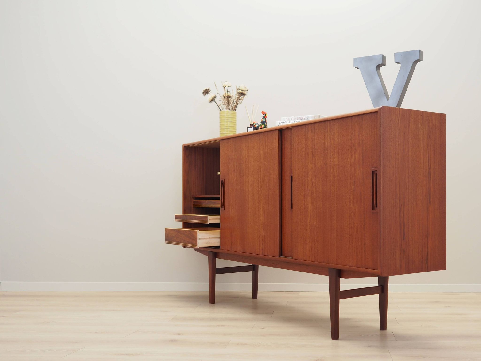 Enfilade en teck, design danois, années 1960, production : Danemark