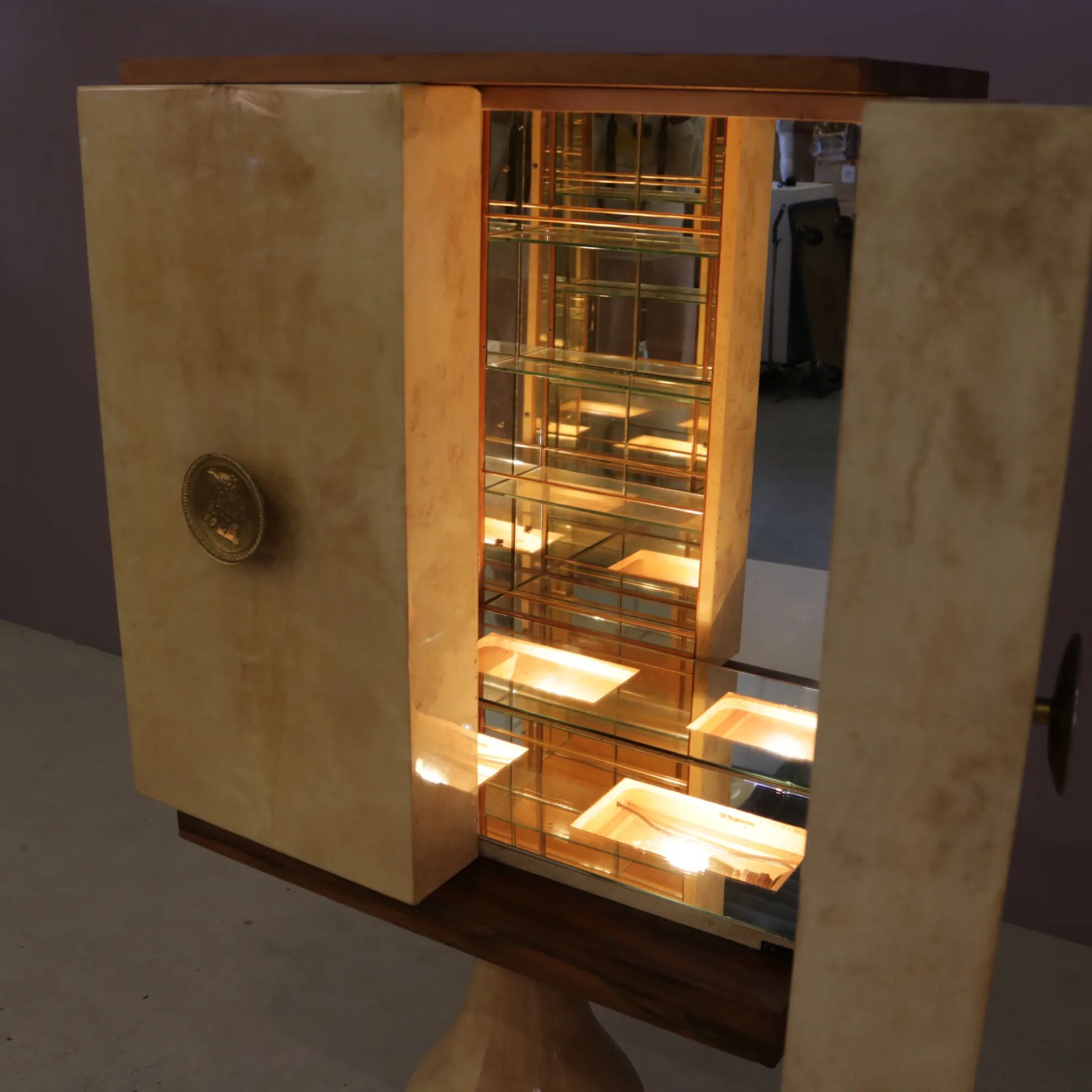 Cabinet de bar Aldo Tura en peau de chèvre sur piédestal, années 1960