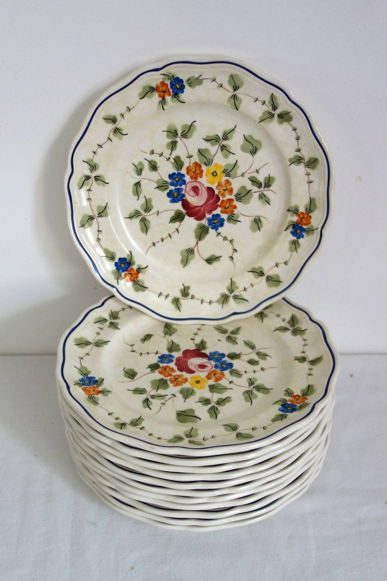 12 anciennes assiettes à dessert Longchamp décor fleuri