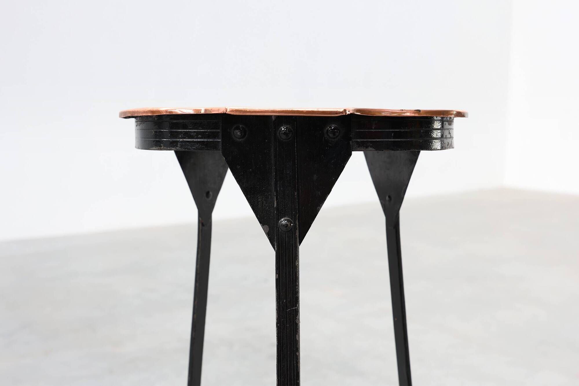 Table d'appoint Art Nouveau en métal et cuivre dans le style de Gustave Serrurier-Bovy