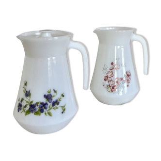 Deux carafes / pichets vintage arcopal - opaline et motif fleuri - cottage core