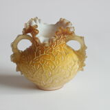 Vase en verre corallien de style victorien, couleur pêche, fin du XIXe siècle.