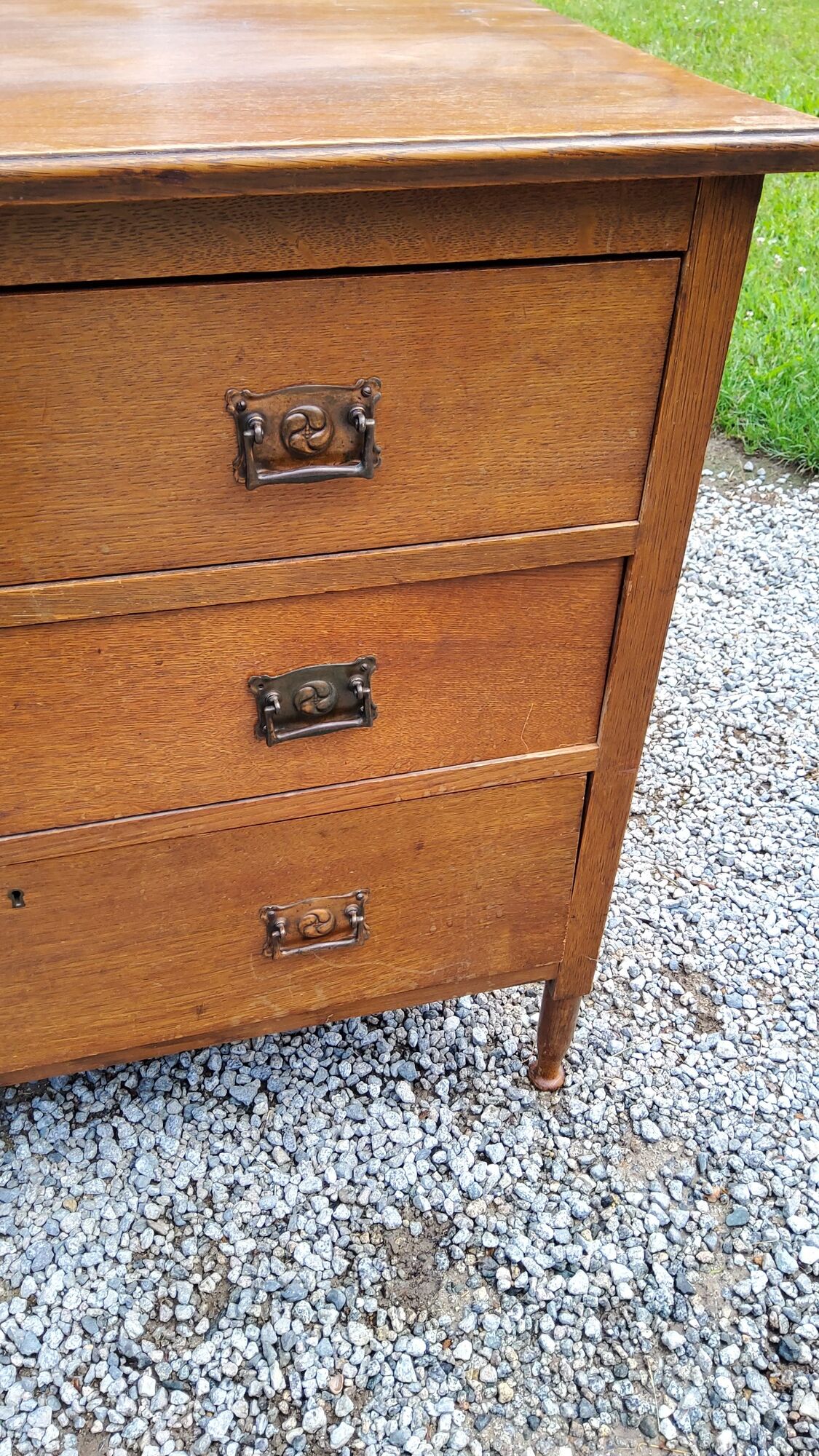 Commode des années 50 en chêne massif 3 tiroirs  pieds coniques