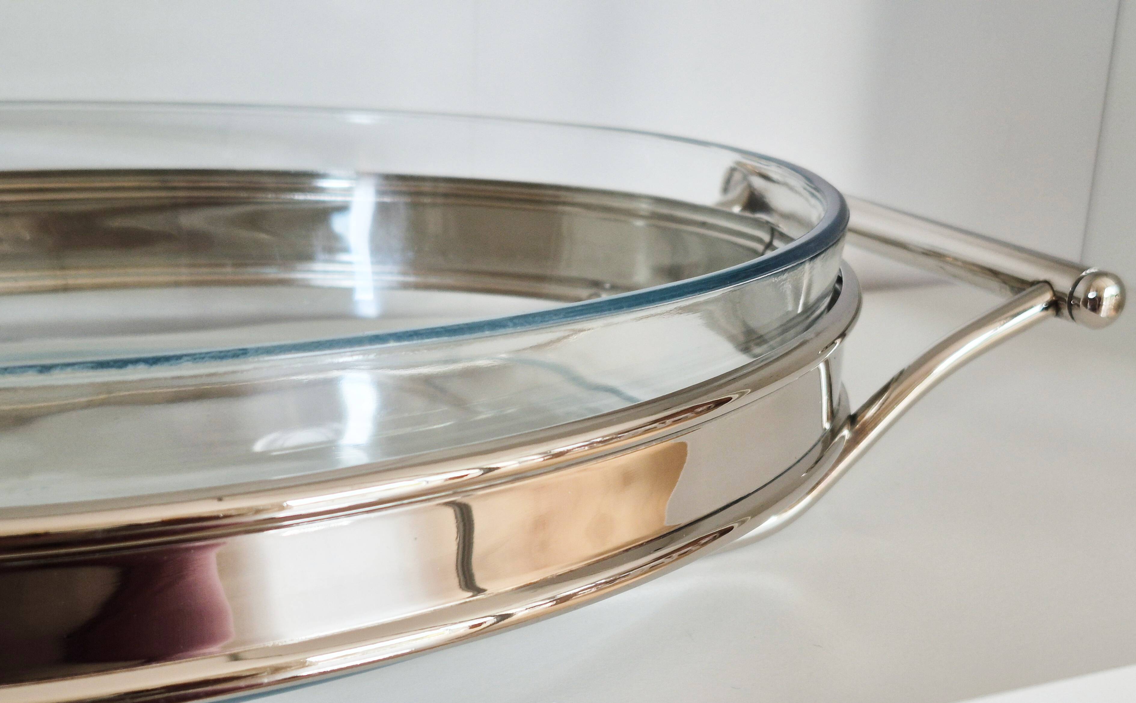 Oval Pyrex gratin dish, silver-plated metal stand.