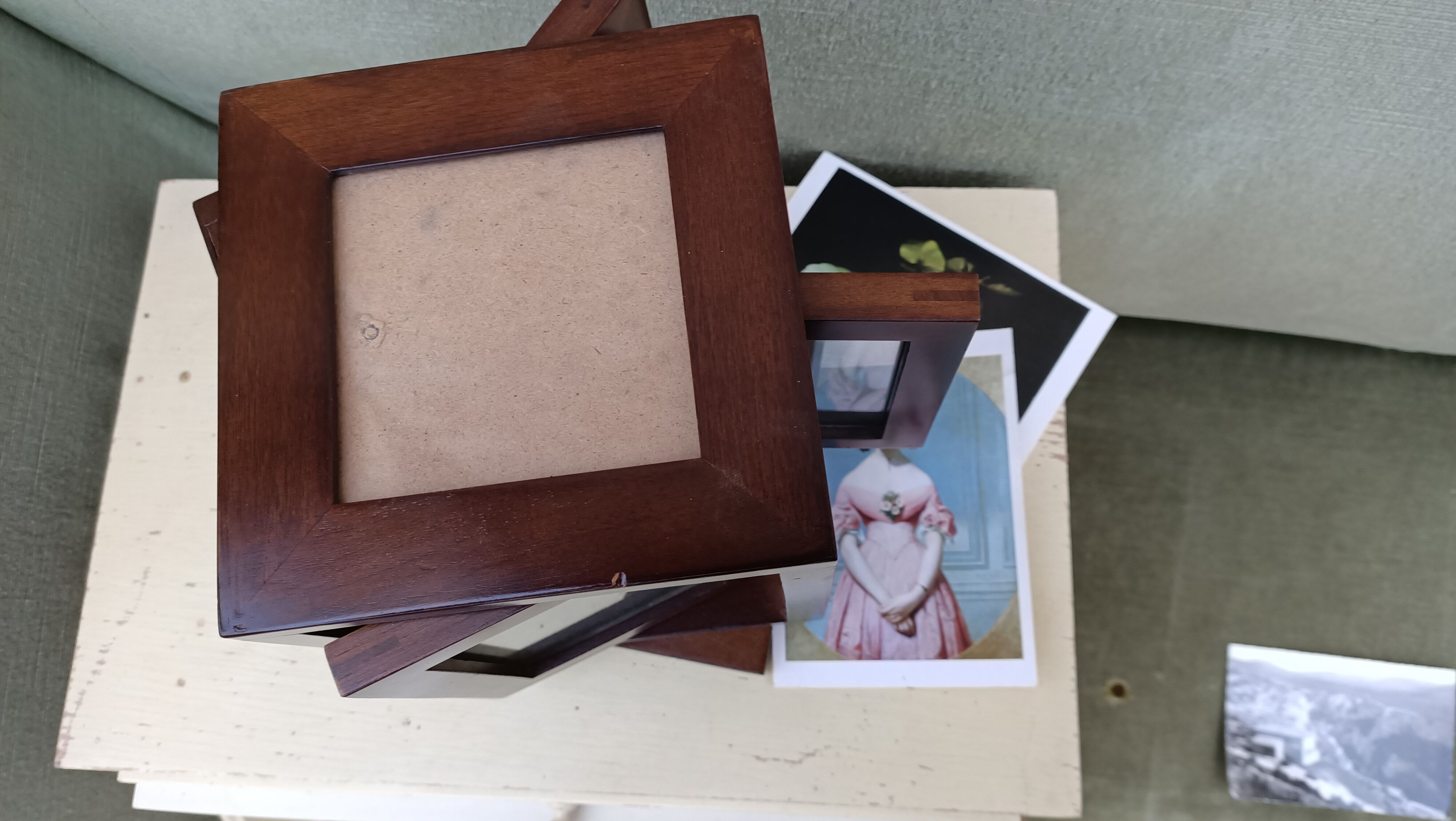 Display swivel photo frames