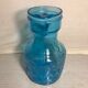 Ancien pichet carafe verre moulé bleu avec anse décorative