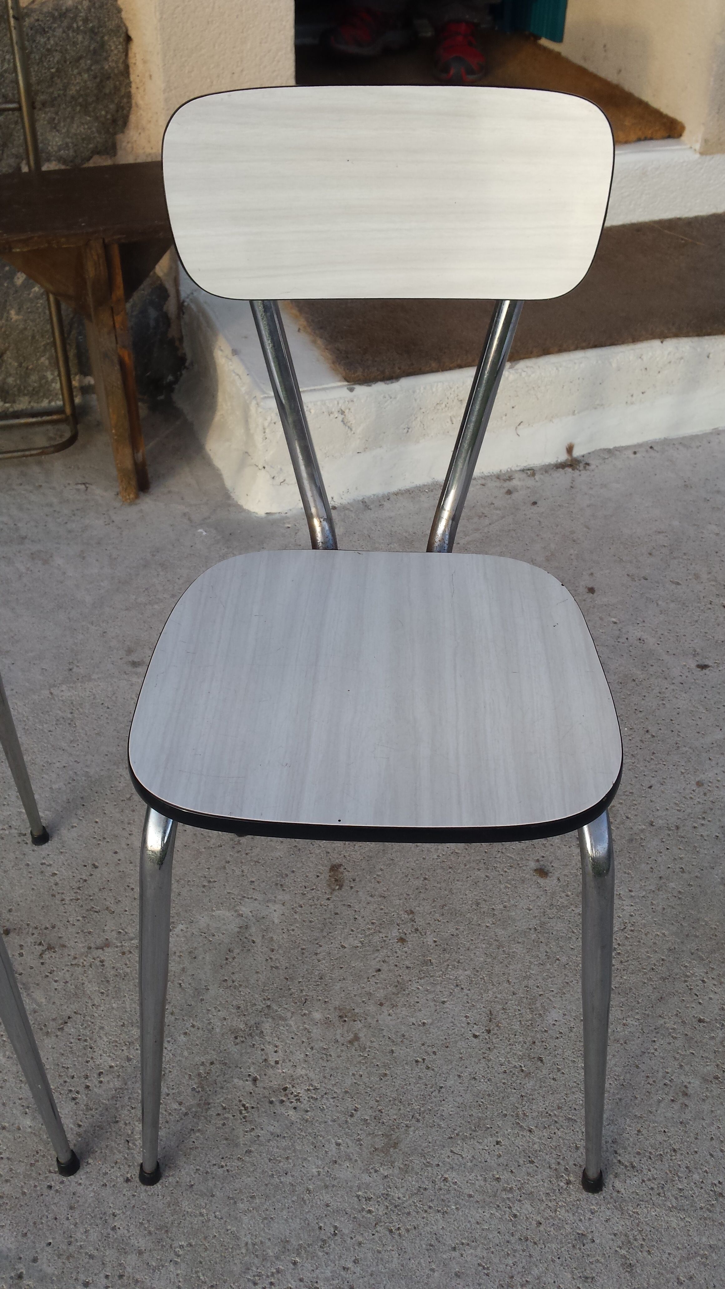 Table and 4 chairs in white formica