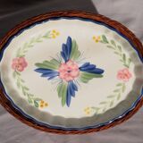 Set of 3 porcelain dishes with floral decorations, with wicker supports.