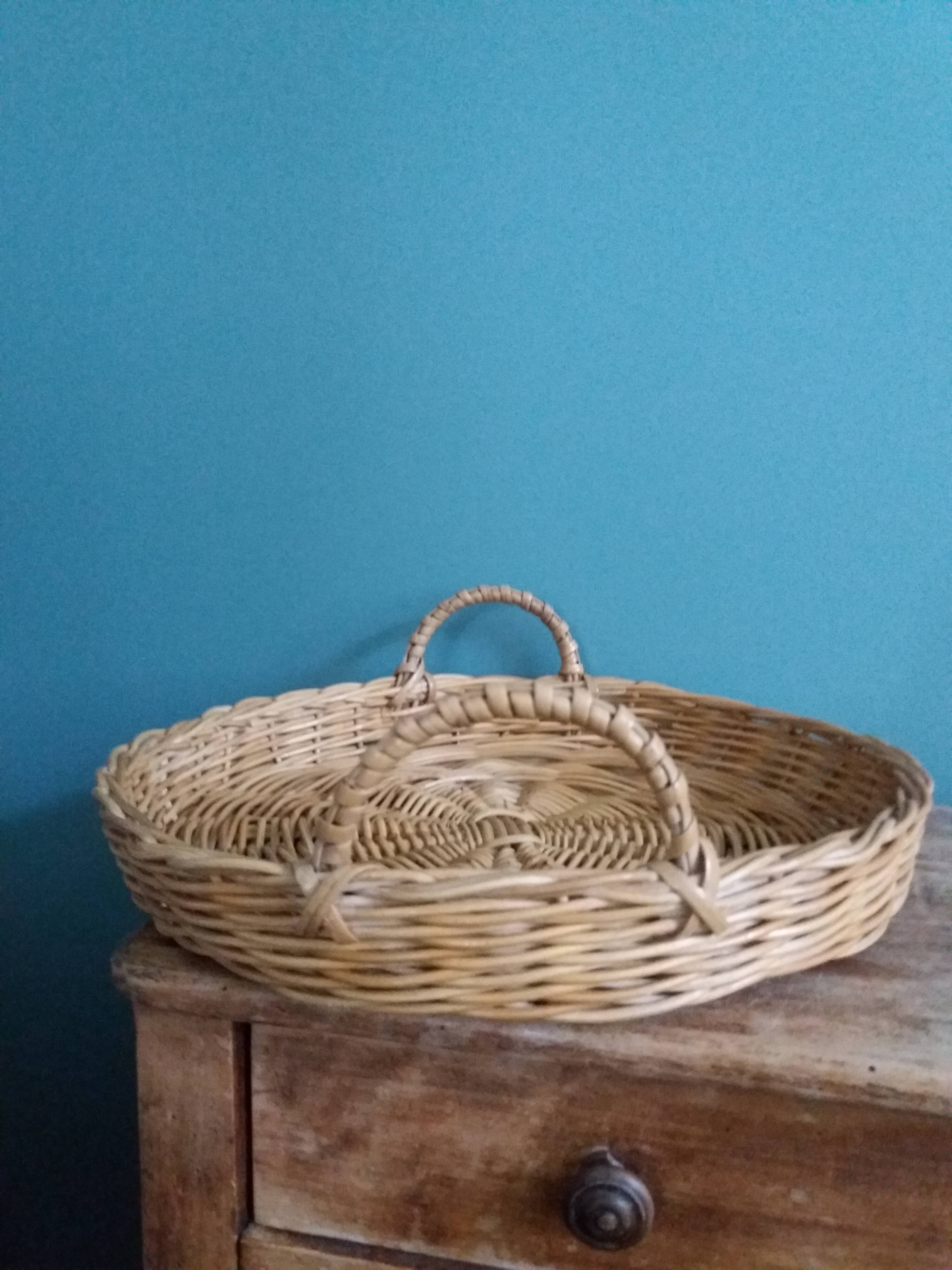 Round wicker tray basket