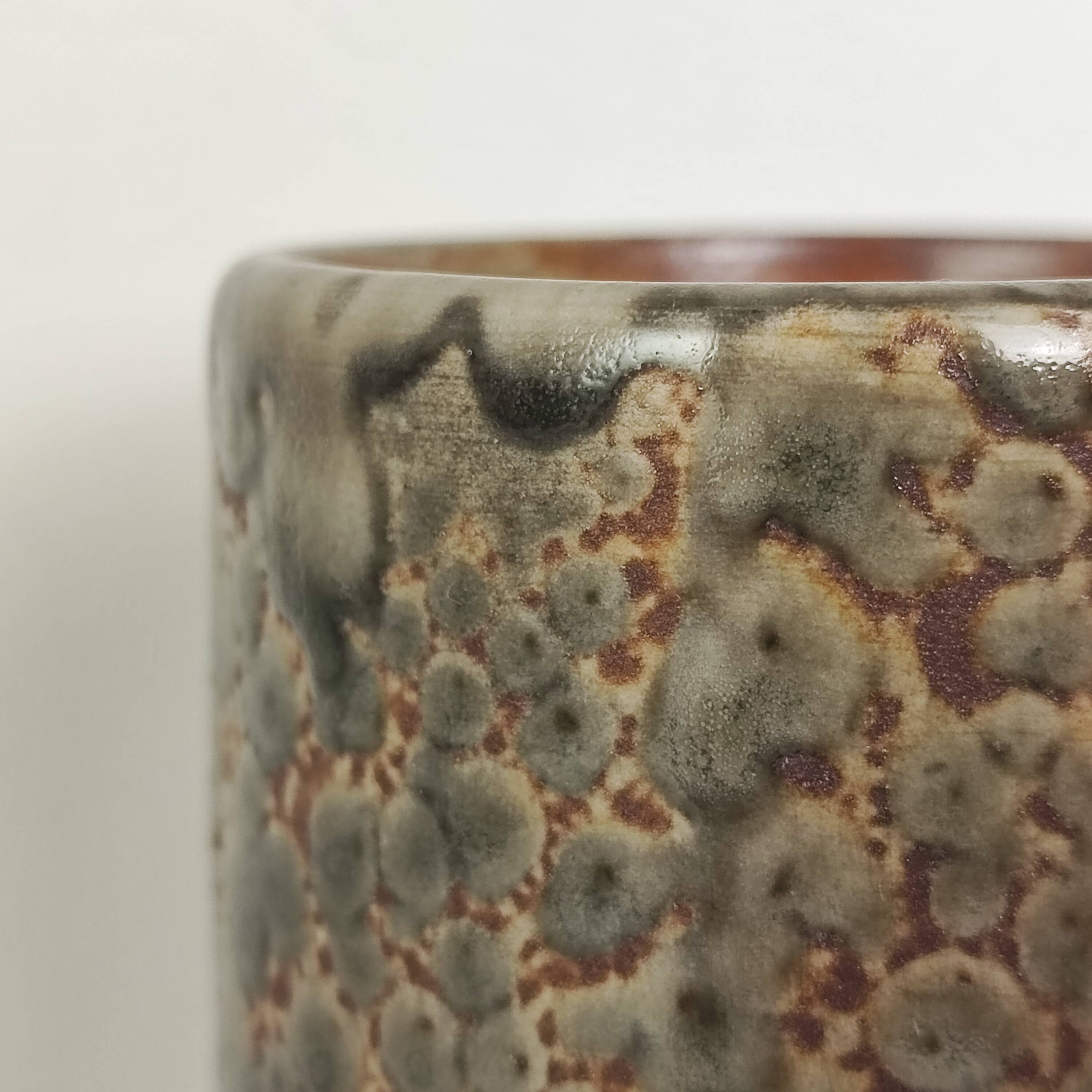 Ceramic roller vase