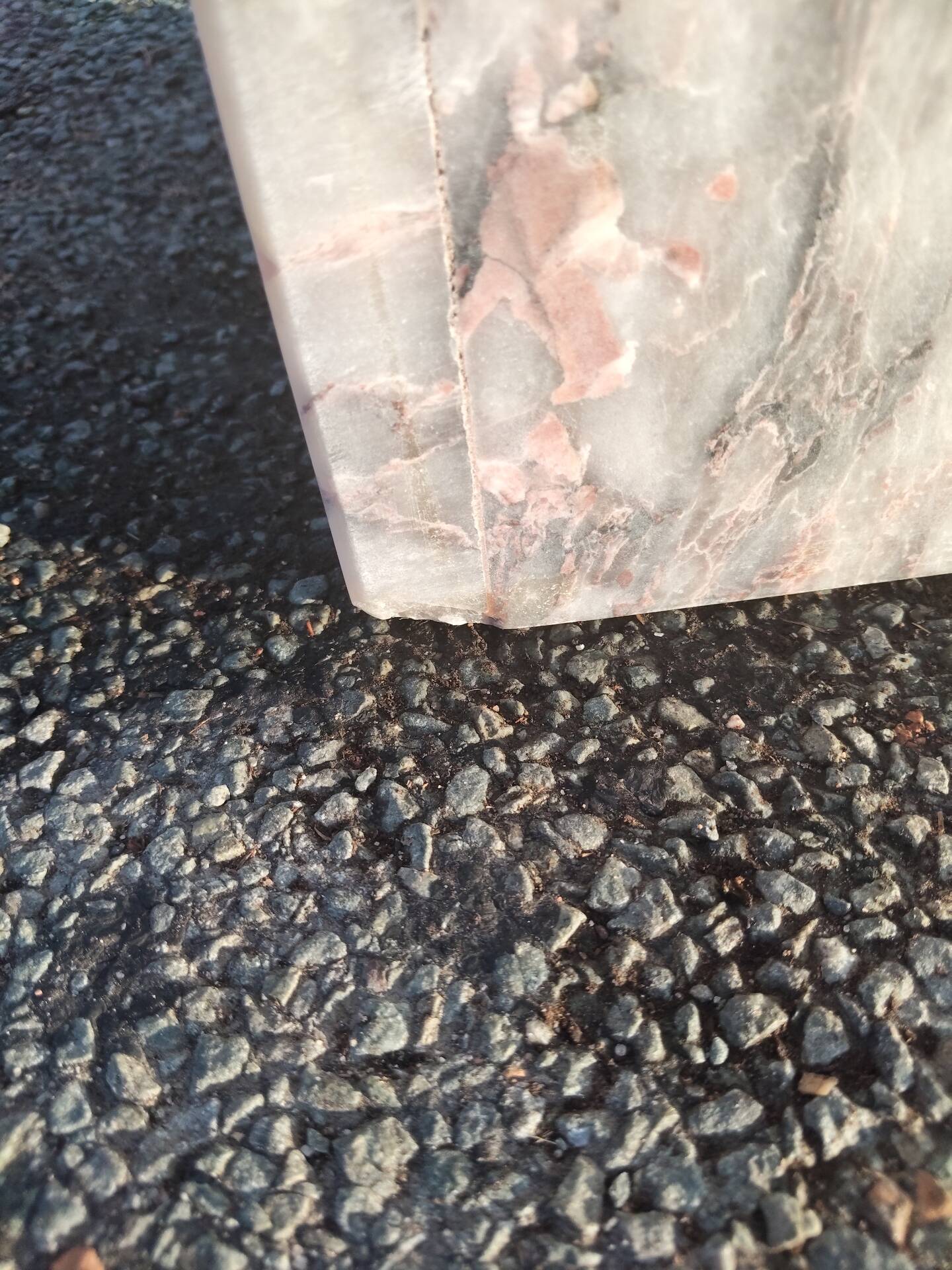 Sculptural coffee table in grey and pink marble – Vintage 1970s/1980s