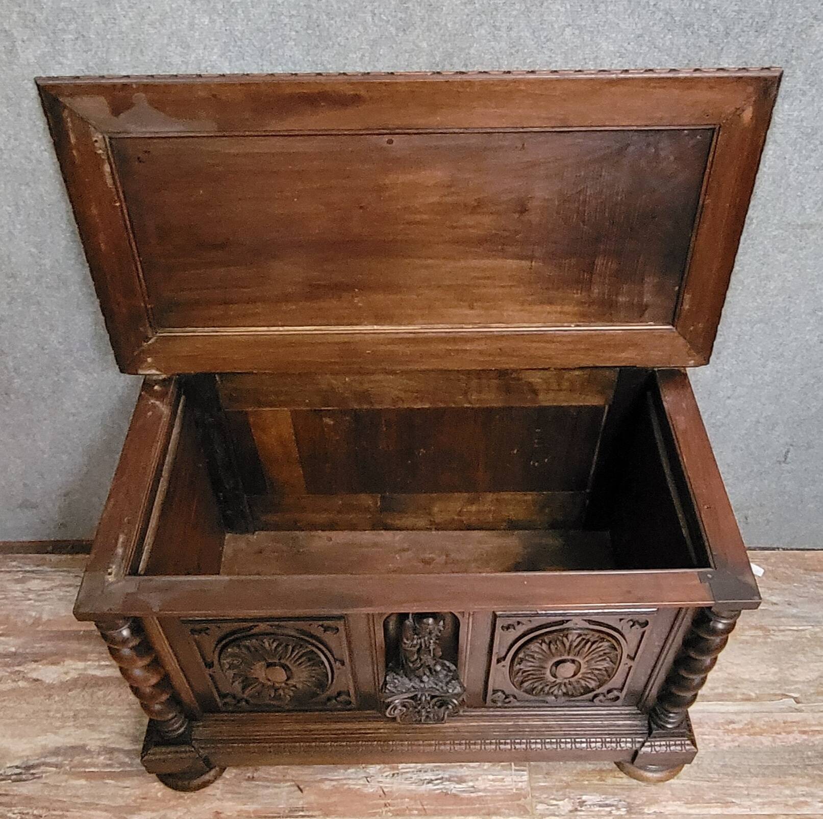 Coffre ancien style Renaissance en noyer massif richement sculpté