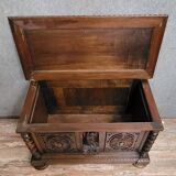 Coffre ancien style Renaissance en noyer massif richement sculpté