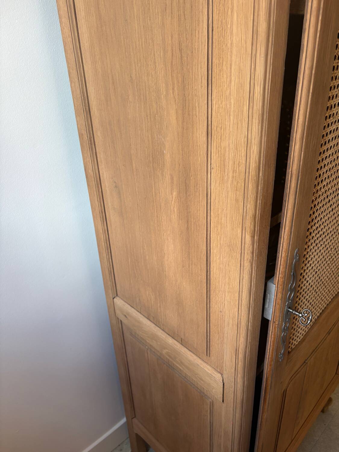 Cane-work oak bonnetière