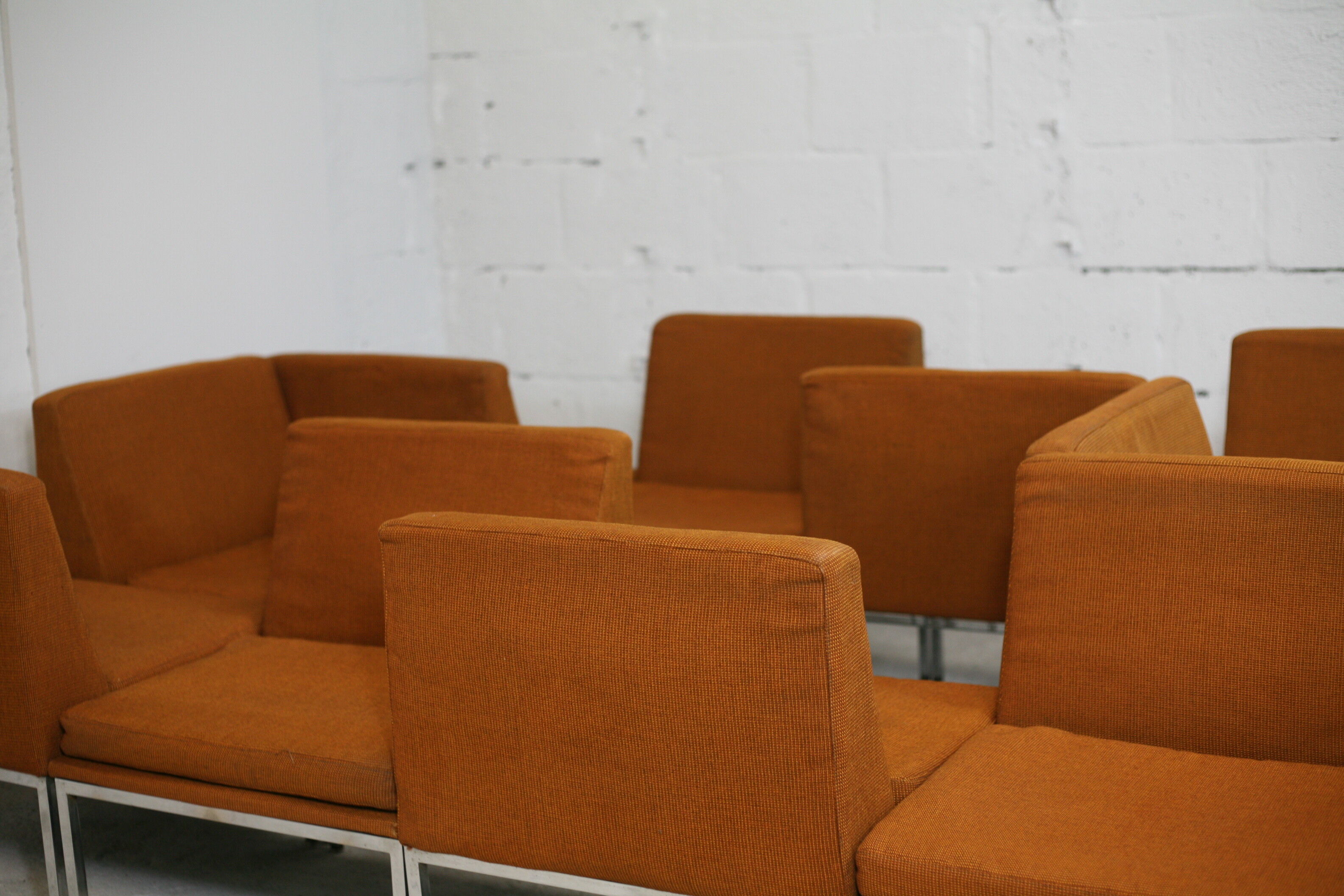 Ensemble de 10 chauffeuses de Louis Baillon, édition Planforms formant canapé modulable, circa 1950