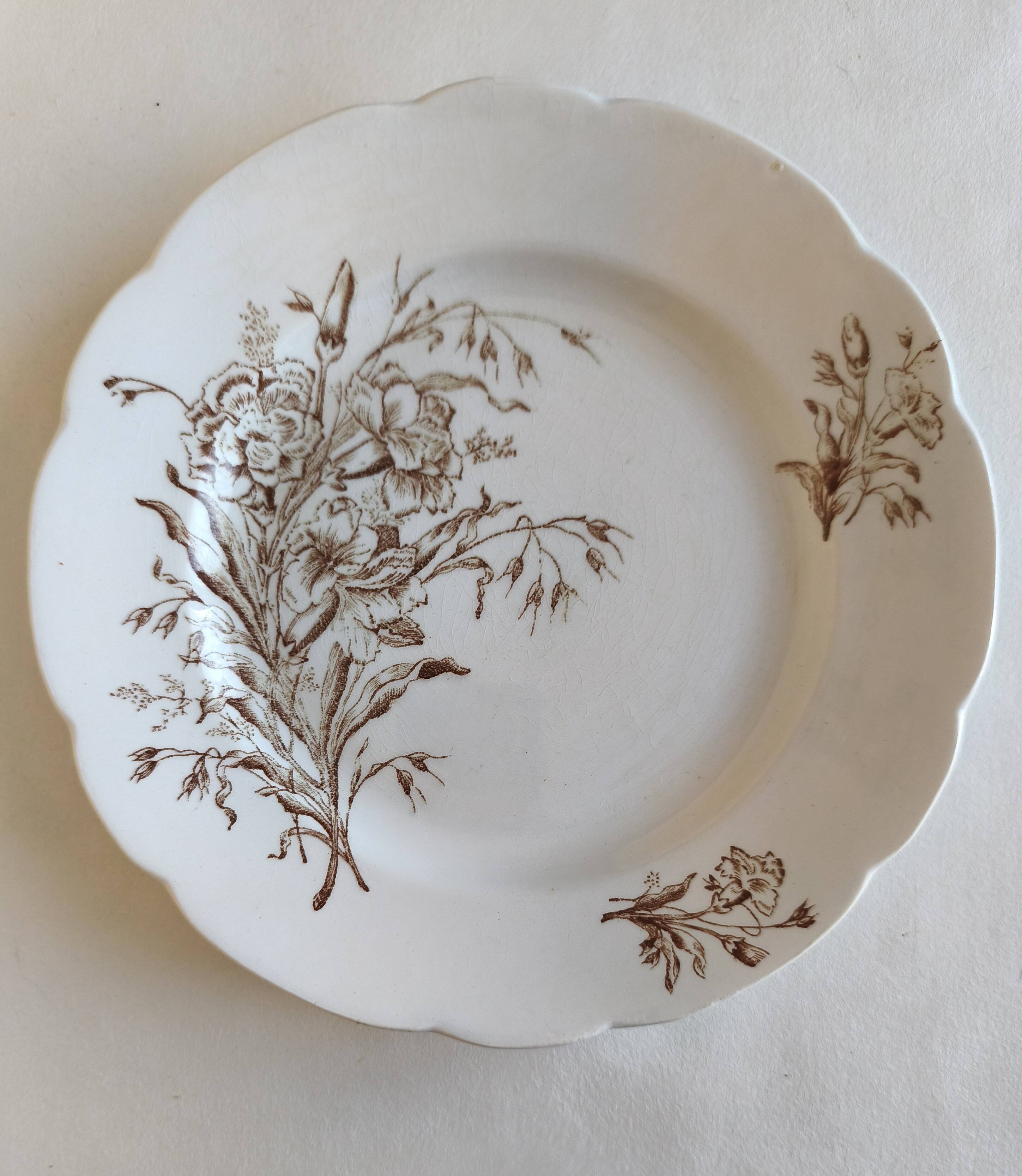 Plate with scalloped edge in antique earthenware